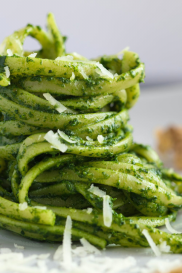 Makarona me pesto. Dieta mesdhetare.