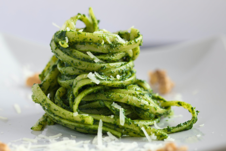 Makarona me pesto. Dieta mesdhetare.