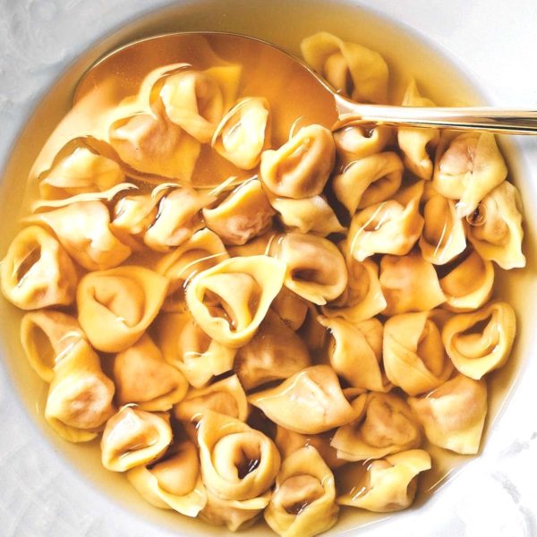 Tortellini në lëng. Dieta mesdhetare.