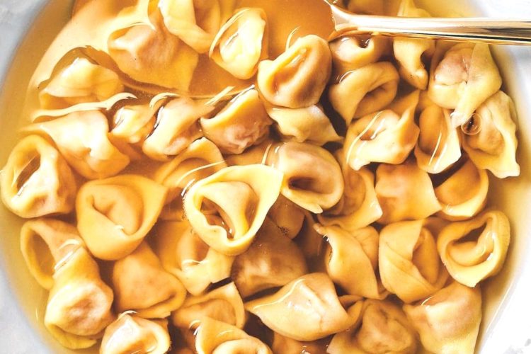 Tortellini në lëng. Dieta mesdhetare.