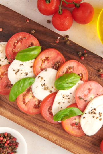 Sallatë caprese. Dieta mesdhetare.