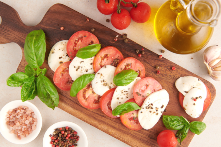 Sallatë caprese. Dieta mesdhetare.