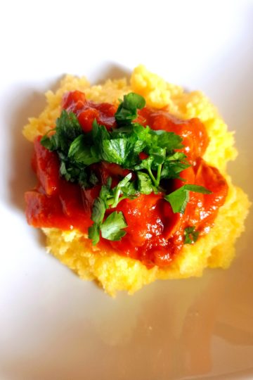 Polenta me porçini në salcë. Dieta mesdhetare.