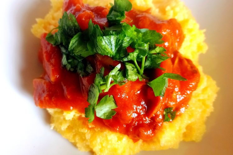 Polenta me porçini në salcë. Dieta mesdhetare.