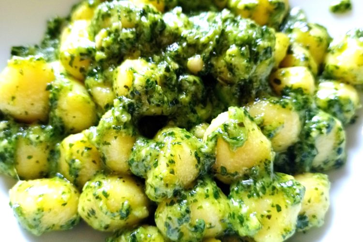 Njoki me pesto. Receta gatimi. Dieta mesdhetare.