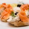 Bruschetta me salmon. Receta gatimi. Dieta mesdhetare.