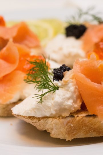 Bruschetta me salmon. Receta gatimi. Dieta mesdhetare.