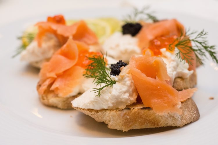 Bruschetta me salmon. Receta gatimi. Dieta mesdhetare.