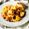 Pappardelle me ragu'. Receta gatimi. Dieta mesdhetare.