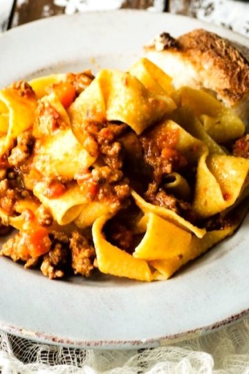 Pappardelle me ragu'. Receta gatimi. Dieta mesdhetare.