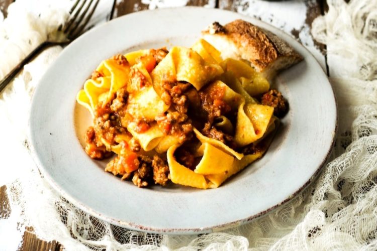 Pappardelle me ragu'. Receta gatimi. Dieta mesdhetare.