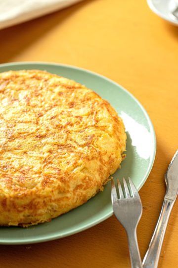 Vezë "frittata" me patate. Receta gatimi. Dieta mesdhetare.