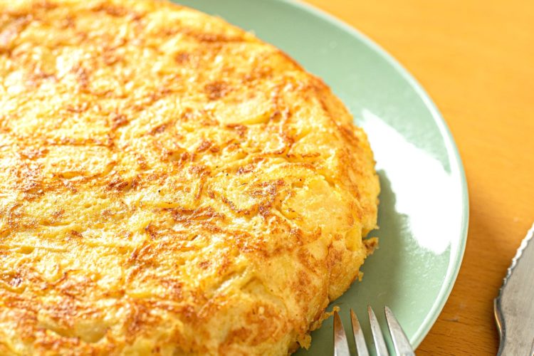 Vezë "frittata" me patate. Receta gatimi. Dieta mesdhetare.