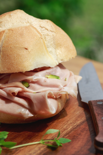 Panine me mortadella. Receta gatimi. Dieta mesdhetare.