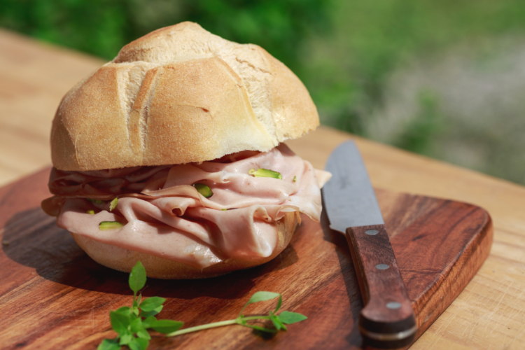 Panine me mortadella. Receta gatimi. Dieta mesdhetare.