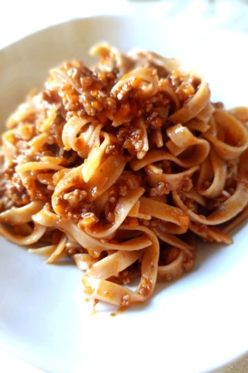 Fettuccine me ragù. Receta gatimi. Dieta mesdhetare.