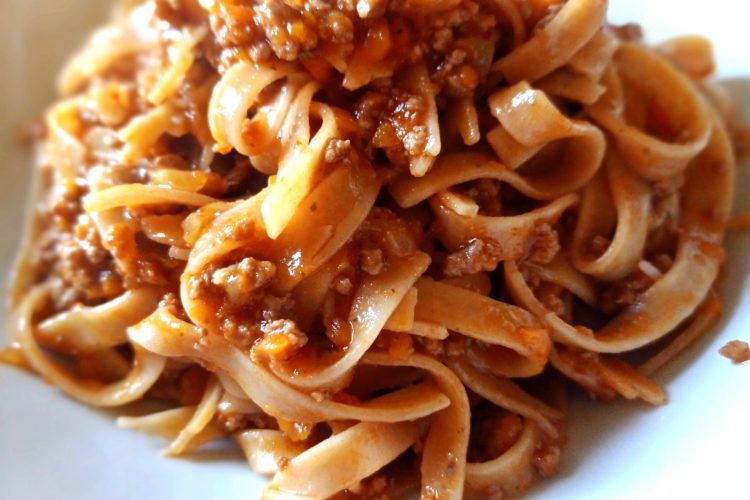 Fettuccine me ragù. Receta gatimi. Dieta mesdhetare.