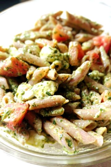 Sallatë makaroni me pesto. Receta gatimi. Dieta mesdhetare.