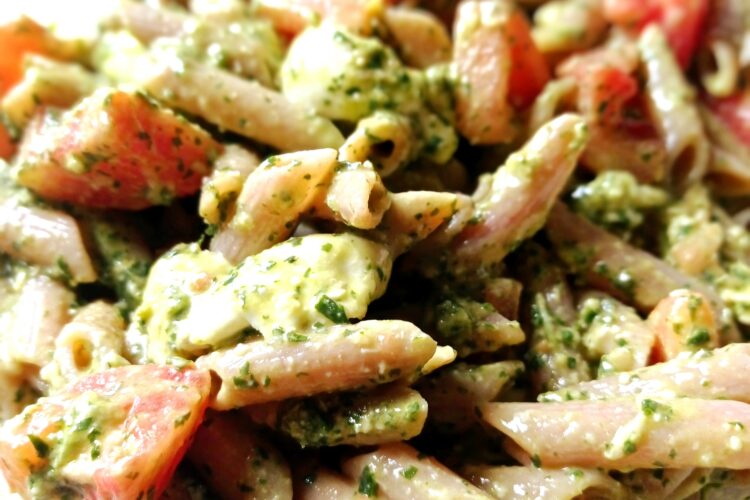 Sallatë makaroni me pesto. Receta gatimi. Dieta mesdhetare.