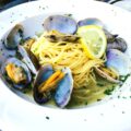 Spaghetti me vongole. Receta gatimi. Dieta mesdhetare.