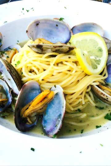 Spaghetti me vongole. Receta gatimi. Dieta mesdhetare.