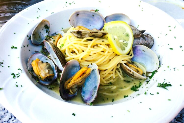 Spaghetti me vongole. Receta gatimi. Dieta mesdhetare.